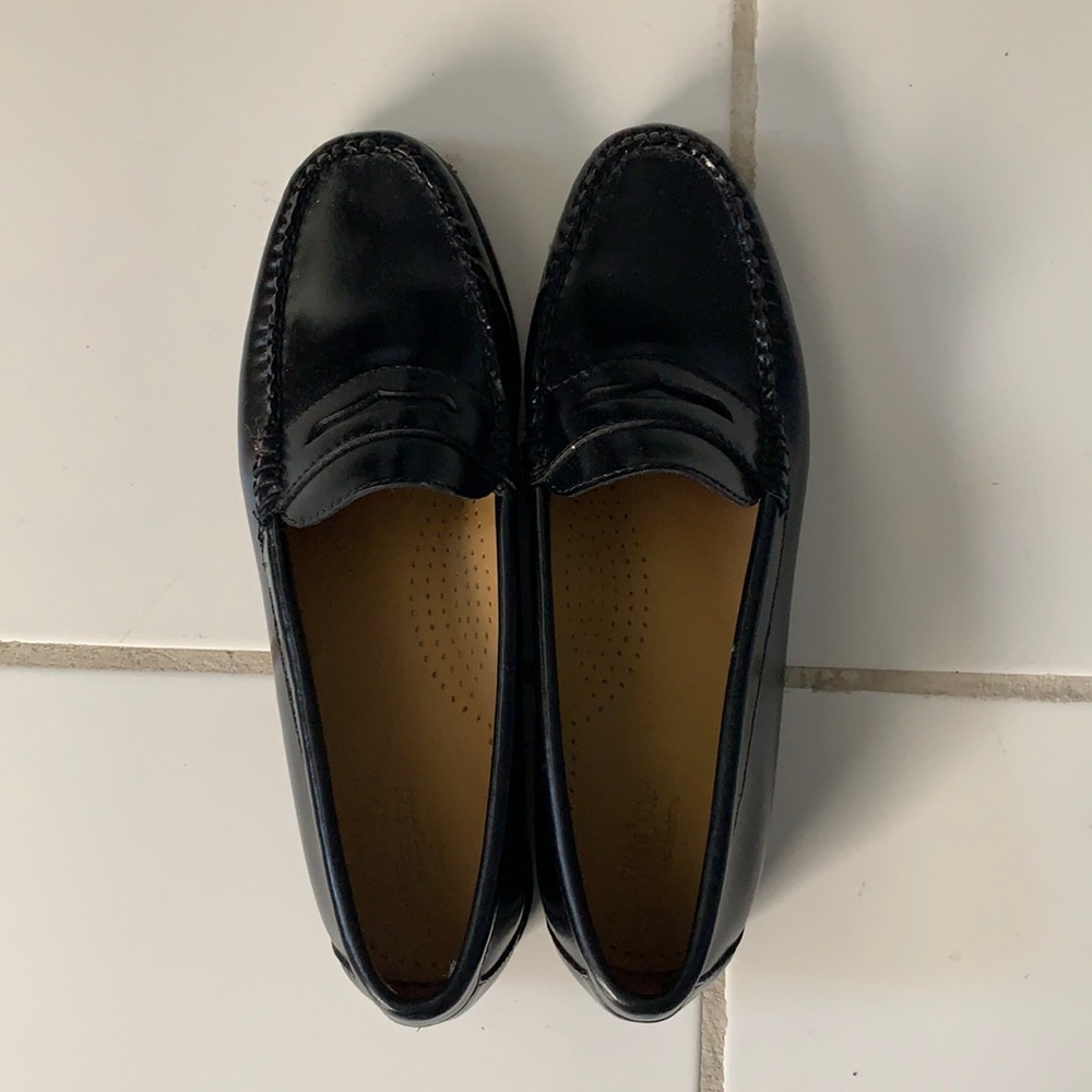 Black leather Weejuns loafers by g.h. Bass&co size 8